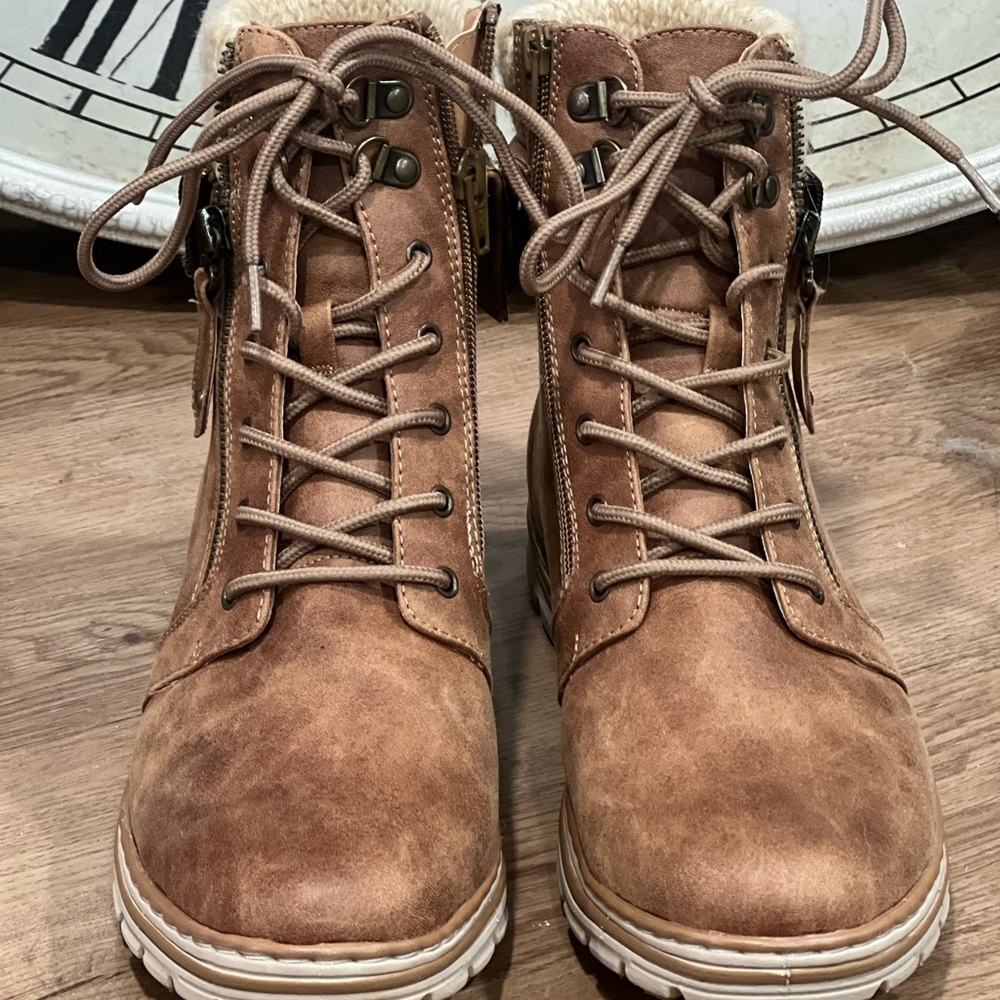 Cliffs by White Mountain Women’s Size 9.5 Distressed Ankle Boots